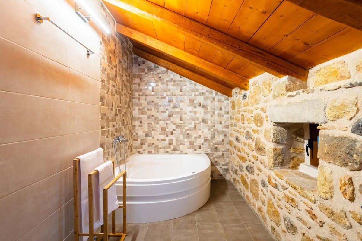 Mantineia Stone Villa-An Ethereal Getaway Megali Mantineia Buitenkant foto